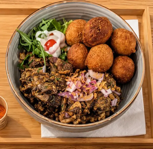 Bowl traditionnel au Baca Bamba avec viande mijotée aux épices, oignons, roquette et beignets dorés, Lyon 7e