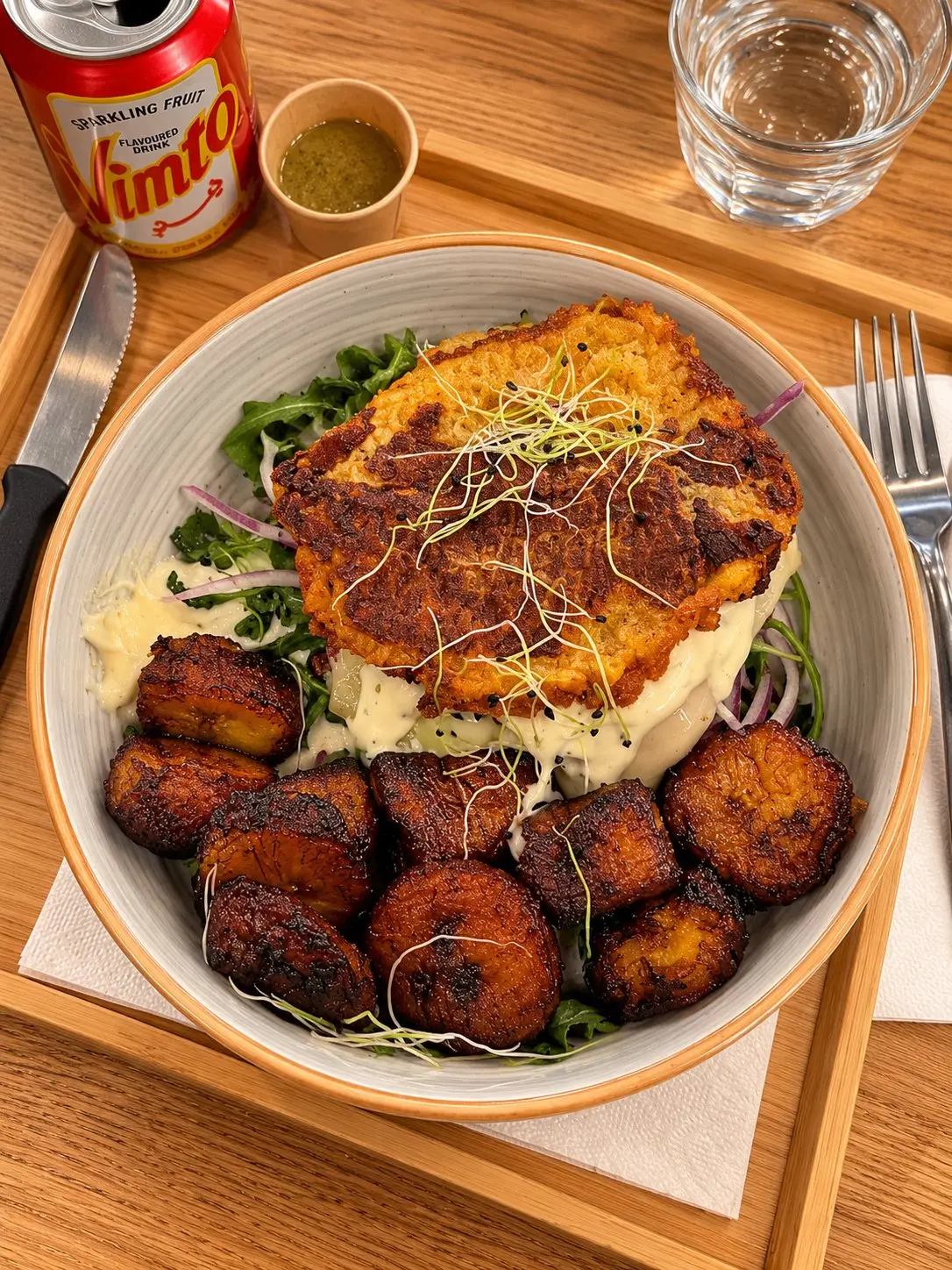 Bowl au Baca Bamba : galette dorée, sauce blanche, roquette et bananes plantain caramélisées, restaurant africain à Lyon 7e