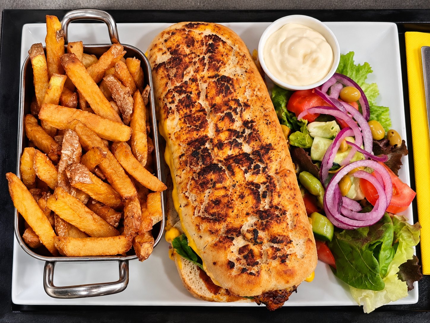 Focaccia grillée garnie au cheddar avec frites maison et salade chez Le Factorich à Lyon 8e