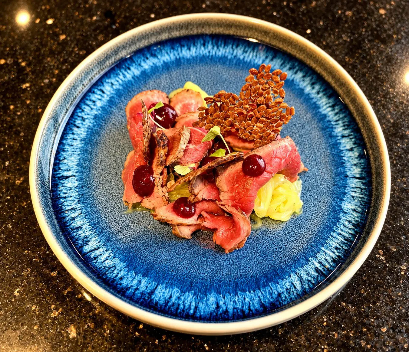 Bœuf rosé en fines tranches, perles de fruits rouges et tuile aux graines au Joïa, restaurant bistronomique à Lyon 9
