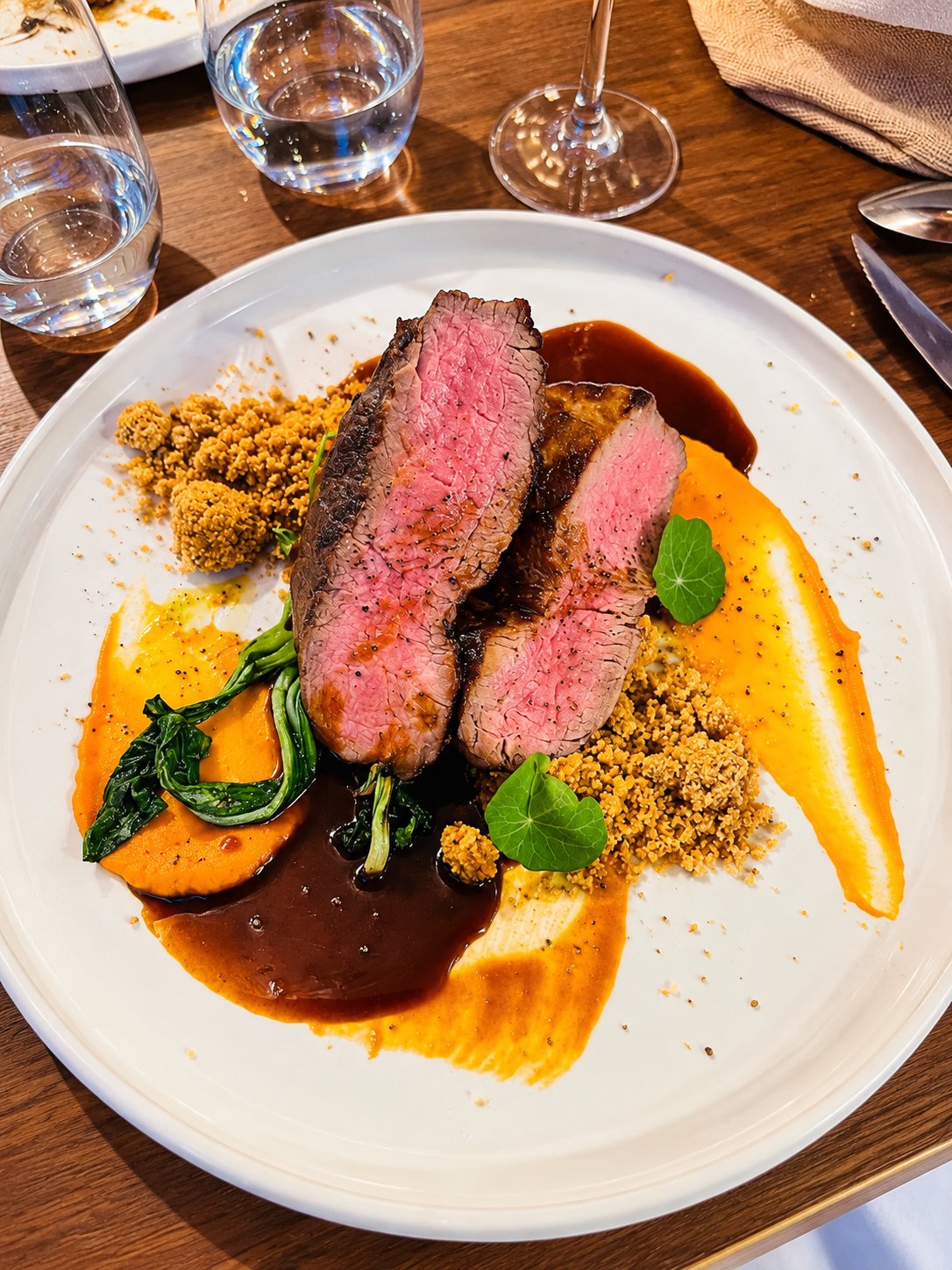 Pièce de bœuf, purée orange, crumble et jus corsé au Joïa à Lyon