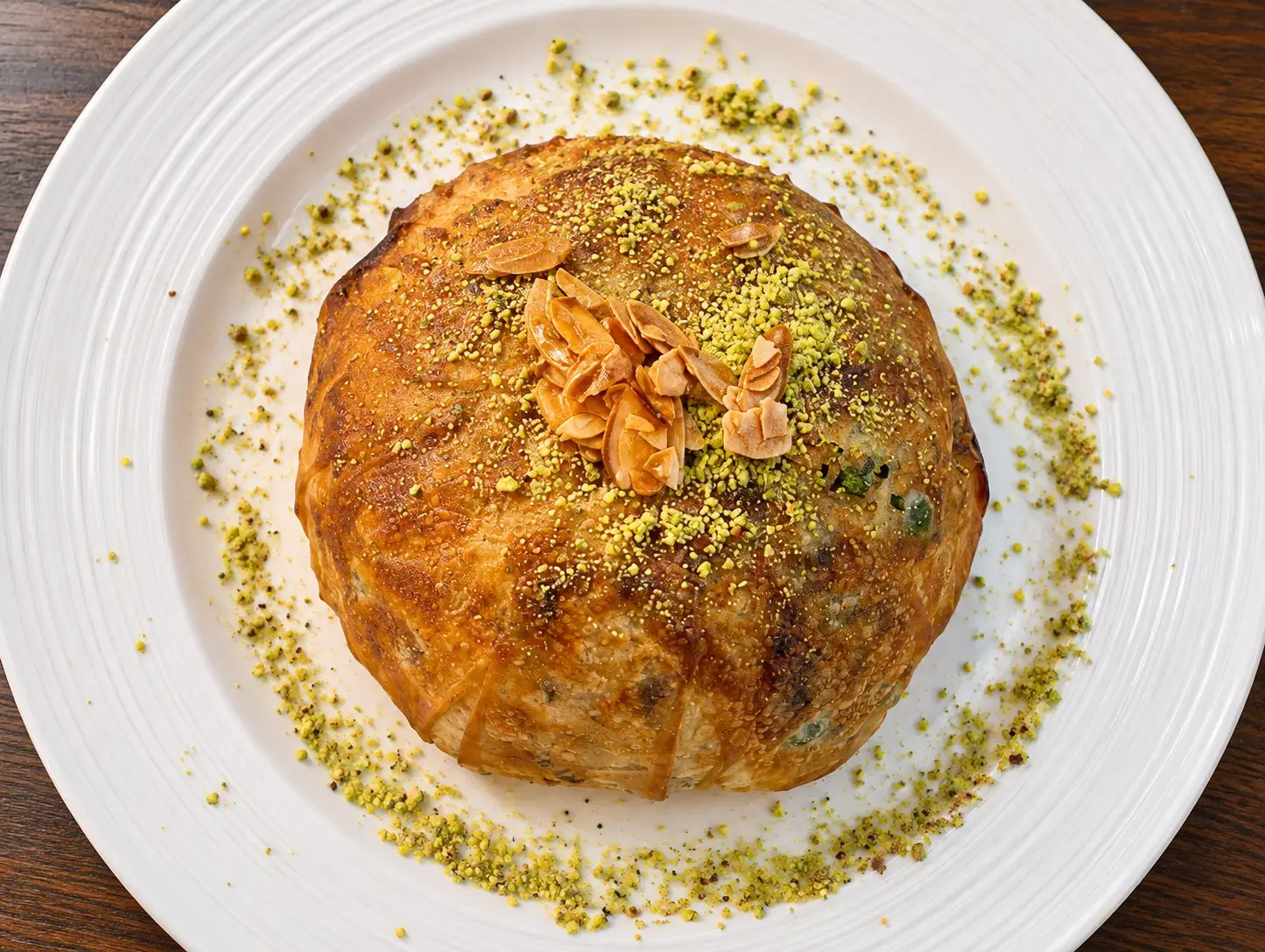 Ouzi en croûte dorée, amandes effilées et pistaches chez L'Iwan, restaurant du Moyen-Orient à Lyon 7e