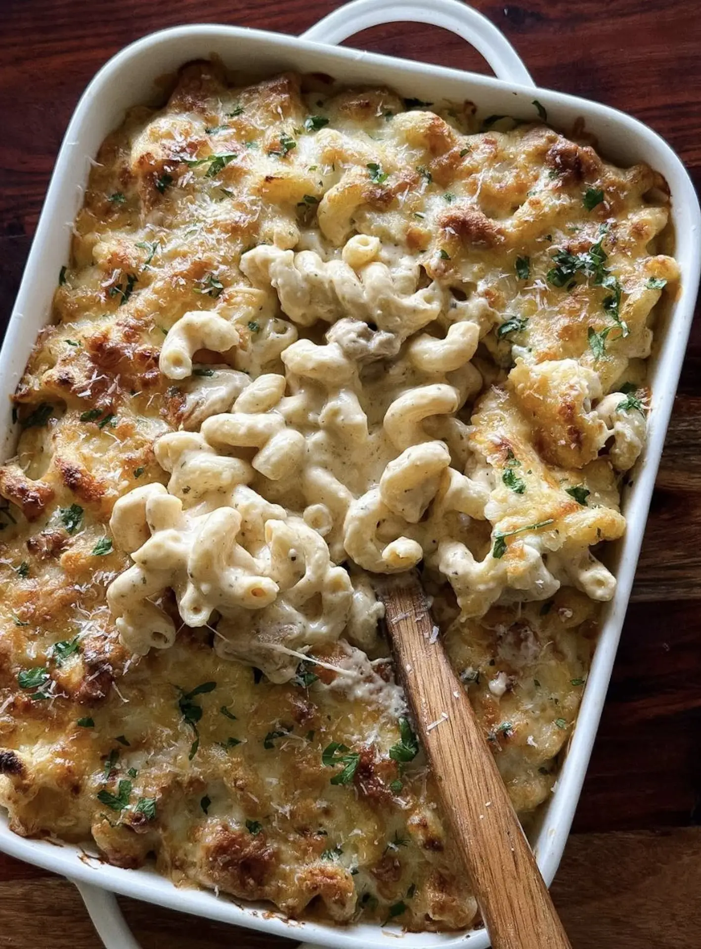 Mac and cheese au poulet ultra crémeux servi à la cuillère en bois