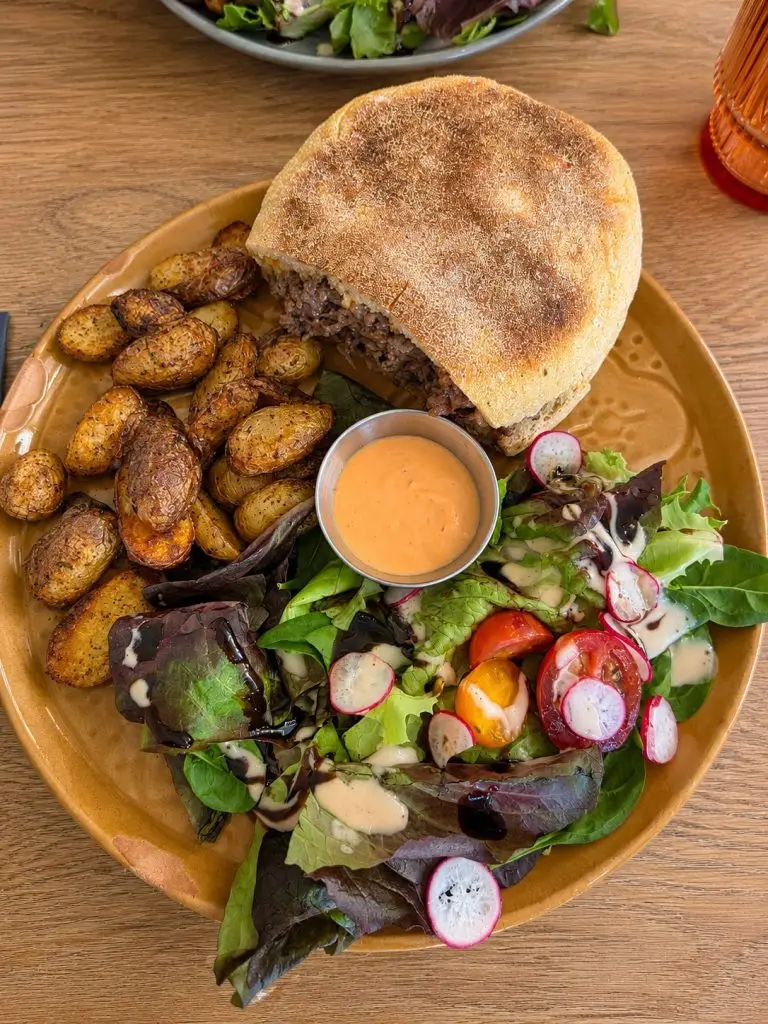 Sandwich au pain maison doré, viande fondante, pommes de terre grenaille et salade chez Maïda, brunch à Lyon 7e