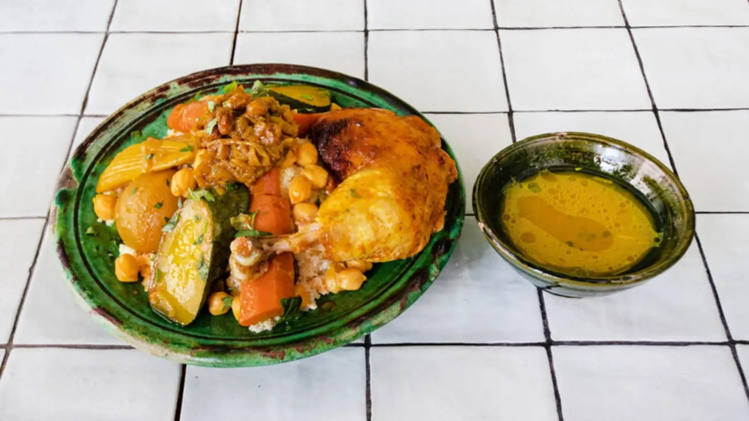 Couscous légumes et poulet avec son bouillon chez Mamie Couscous à Lyon 7