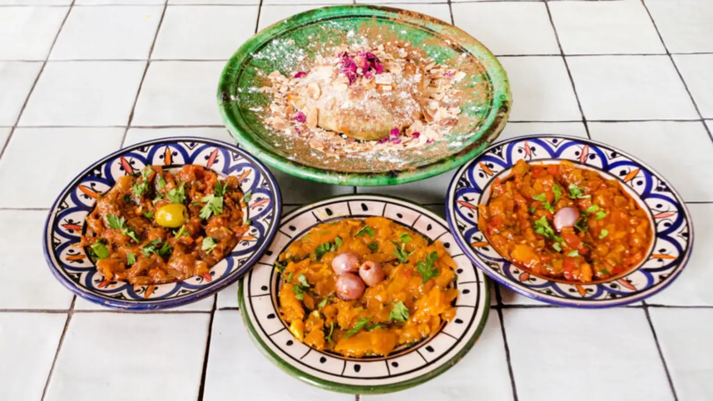 Pastilla au poulet, zaalouk, taktouka et carottes à la marocaine chez Mamie Couscous à Lyon