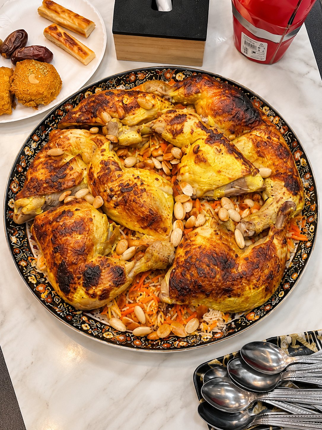 Grand plateau de mandi au poulet rôti, riz parfumé et amandes chez Mandi Alsham, restaurant syrien à Lyon 3e