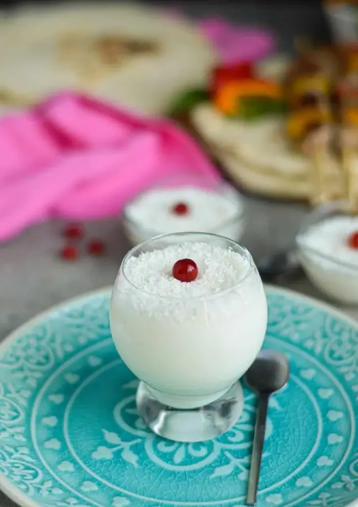 Ramequins de mhallabiyye à la fleur d’oranger saupoudrés de noix de coco