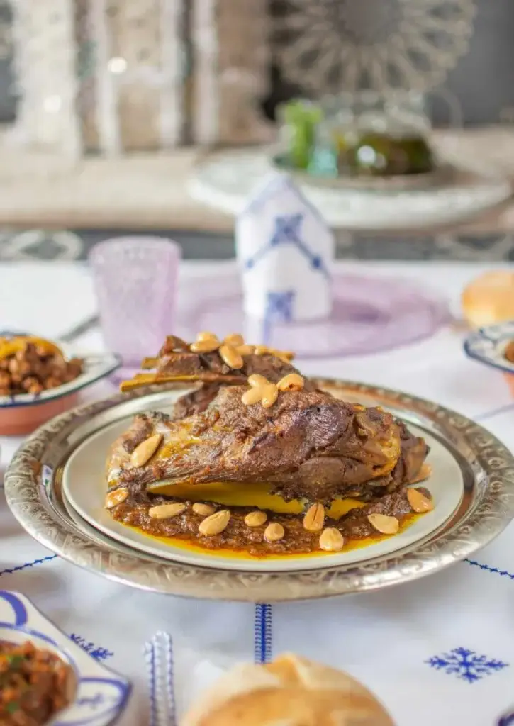 M’hammer d’agneau doré au four décoré d’amandes frites