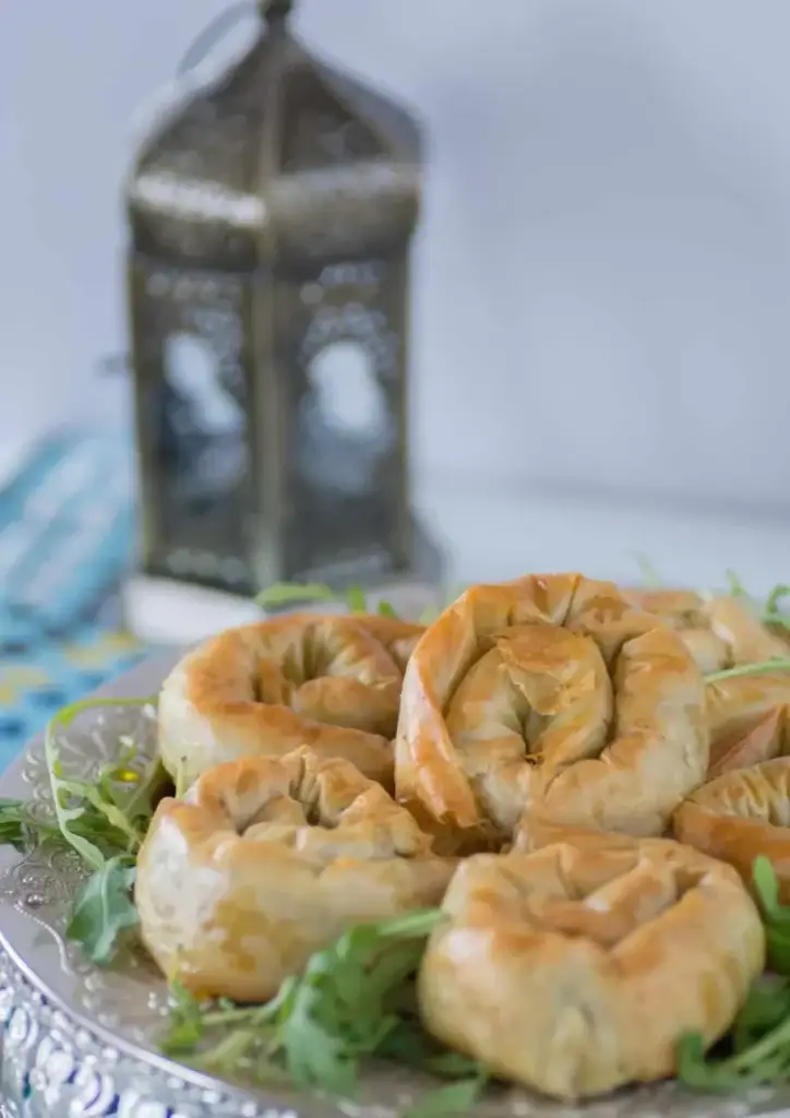 Mhencha salée en spirale de pâte filo farcie aux légumes
