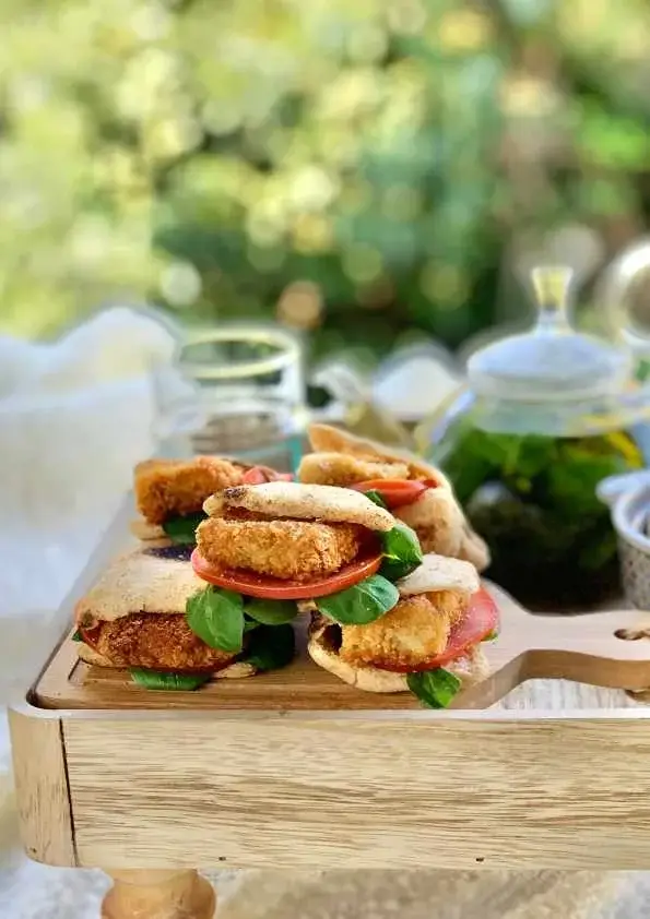 Mini pains libanais garnis de poulet pané, salade et tomate