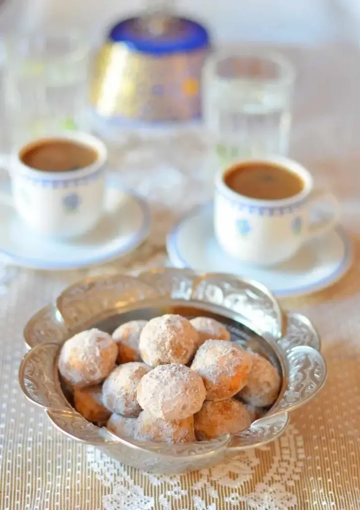 Misket kurabiye, biscuits ronds roulés dans le sucre glace et la cannelle