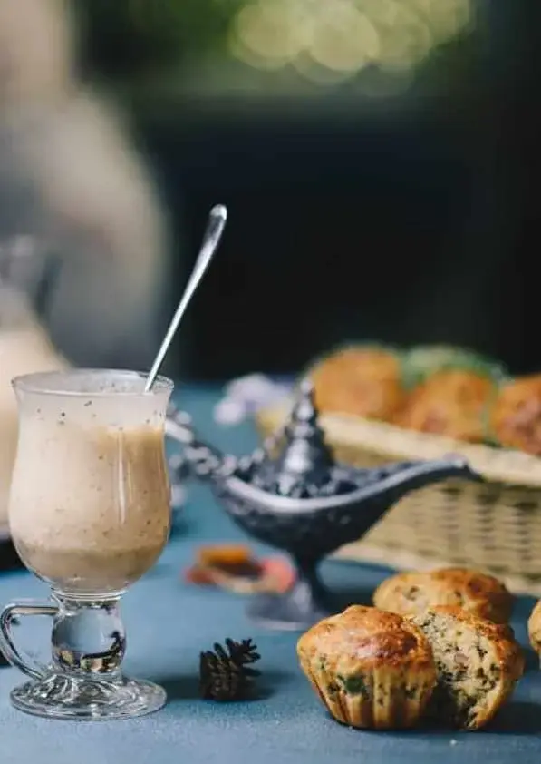 Muffins salés à la coriandre et aux noix avec smoothie dattes-banane