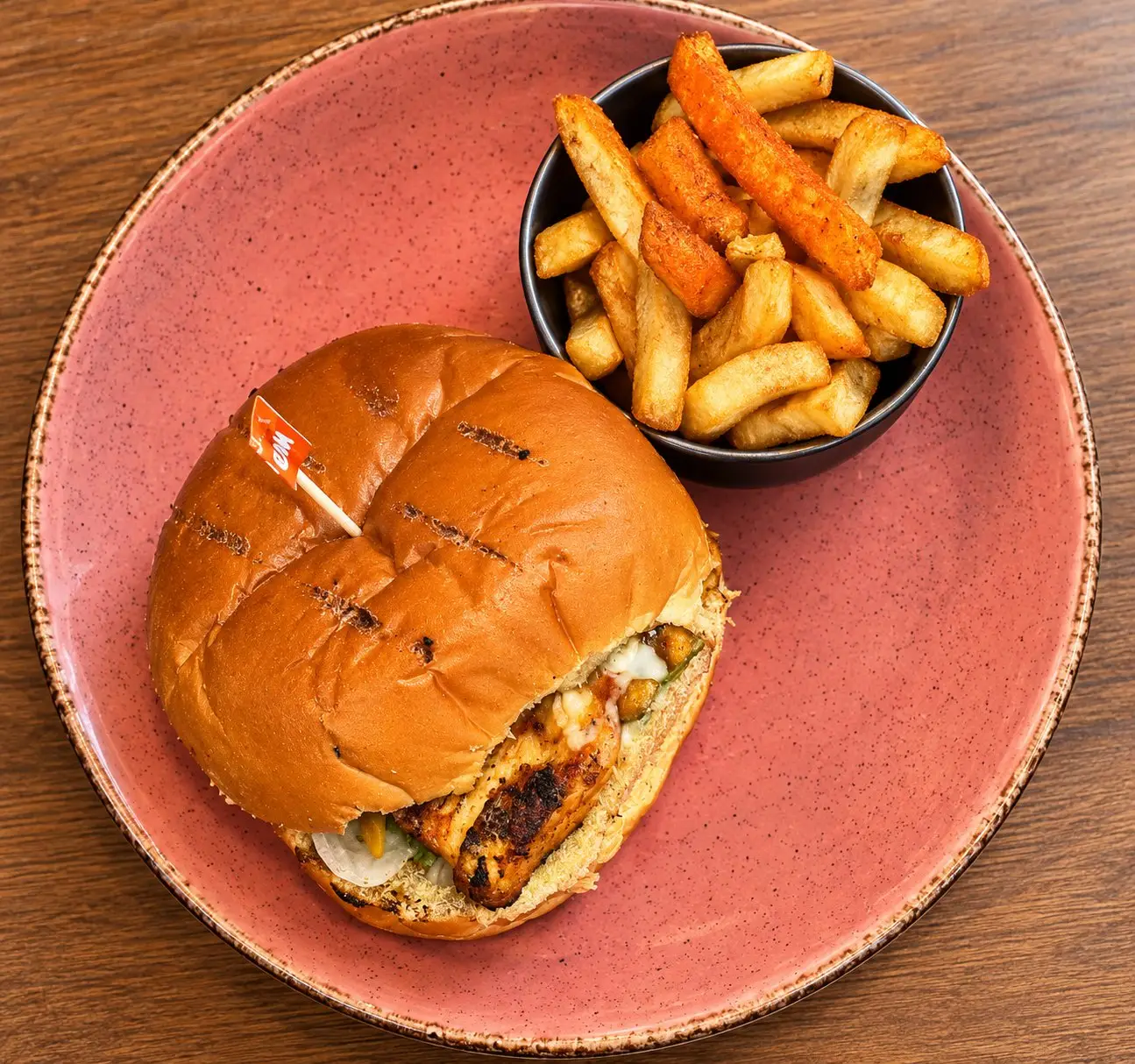 Burger au poulet grillé péri-péri et frites assaisonnées chez Nelsao Lyon Perrache
