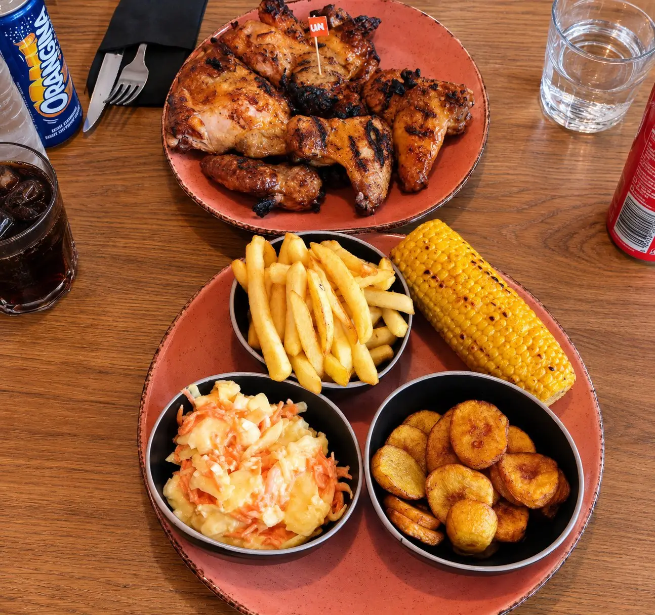 Plateau de poulet péri-péri avec frites, épi de maïs grillé, coleslaw et banane plantain chez Nelsao, cours Suchet à Lyon 2e