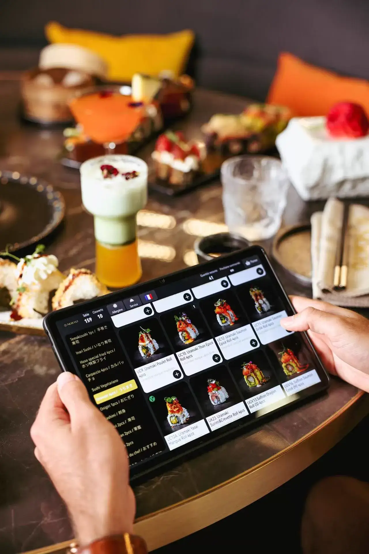 Commande des plats sur tablette chez Nokyo, formule japonaise à volonté à Vénissieux