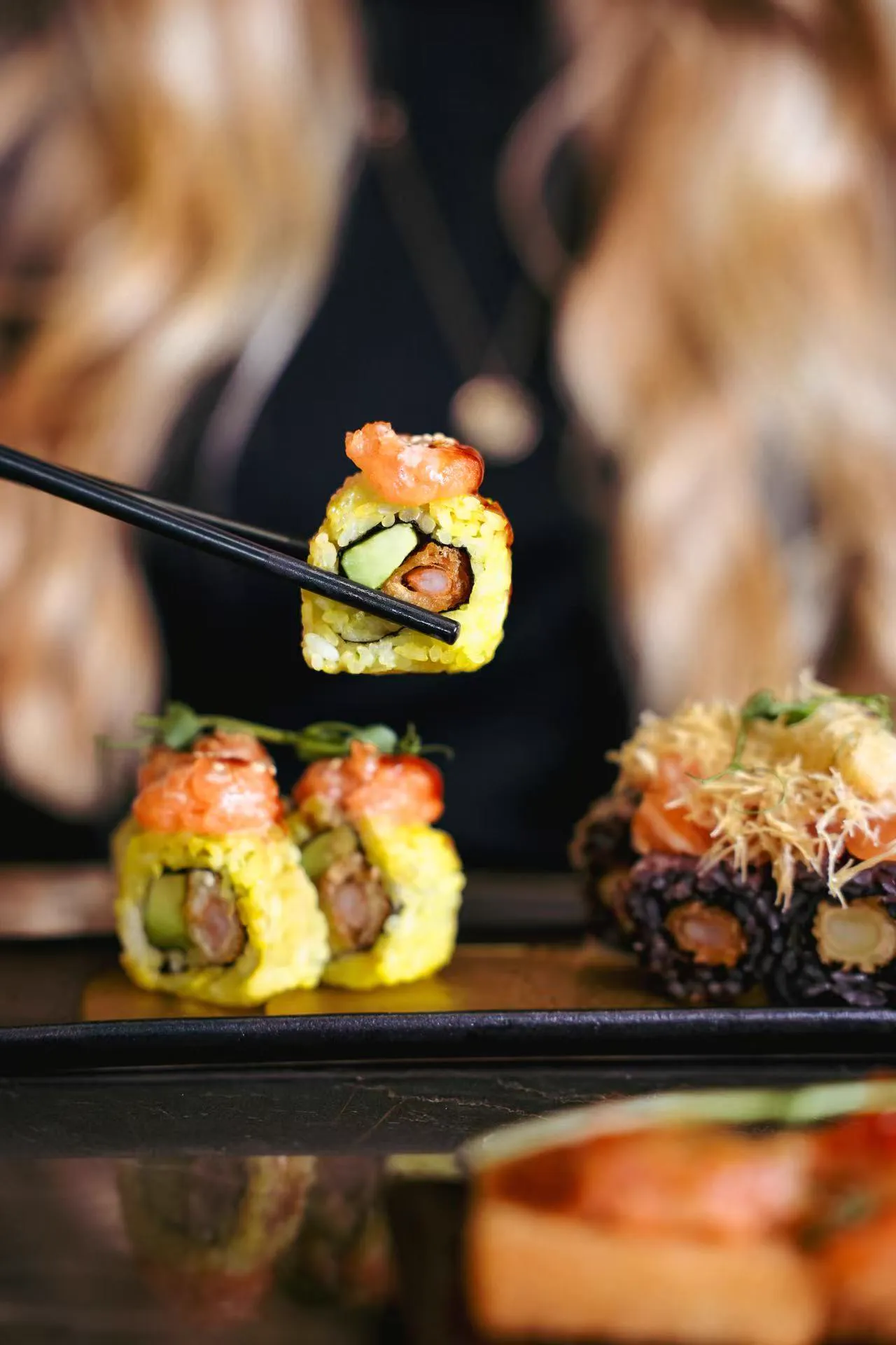 Maki saisi aux baguettes chez Nokyo, restaurant japonais semi-gastronomique