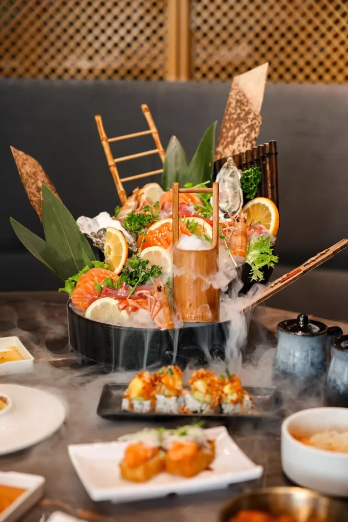 Plateau fumant de sushis, sashimis et makis chez Nokyo, restaurant japonais à volonté à Vénissieux