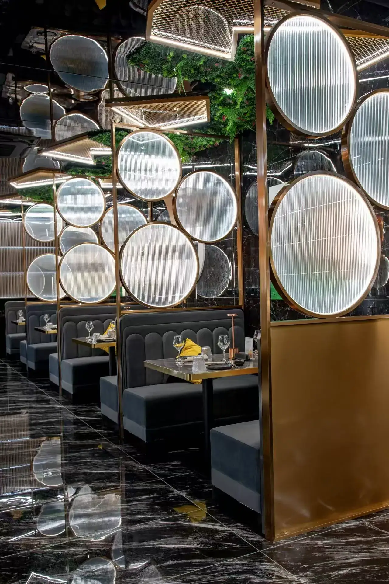 Salle Tsuki et ses cercles lumineux chez Nokyo à Vénissieux