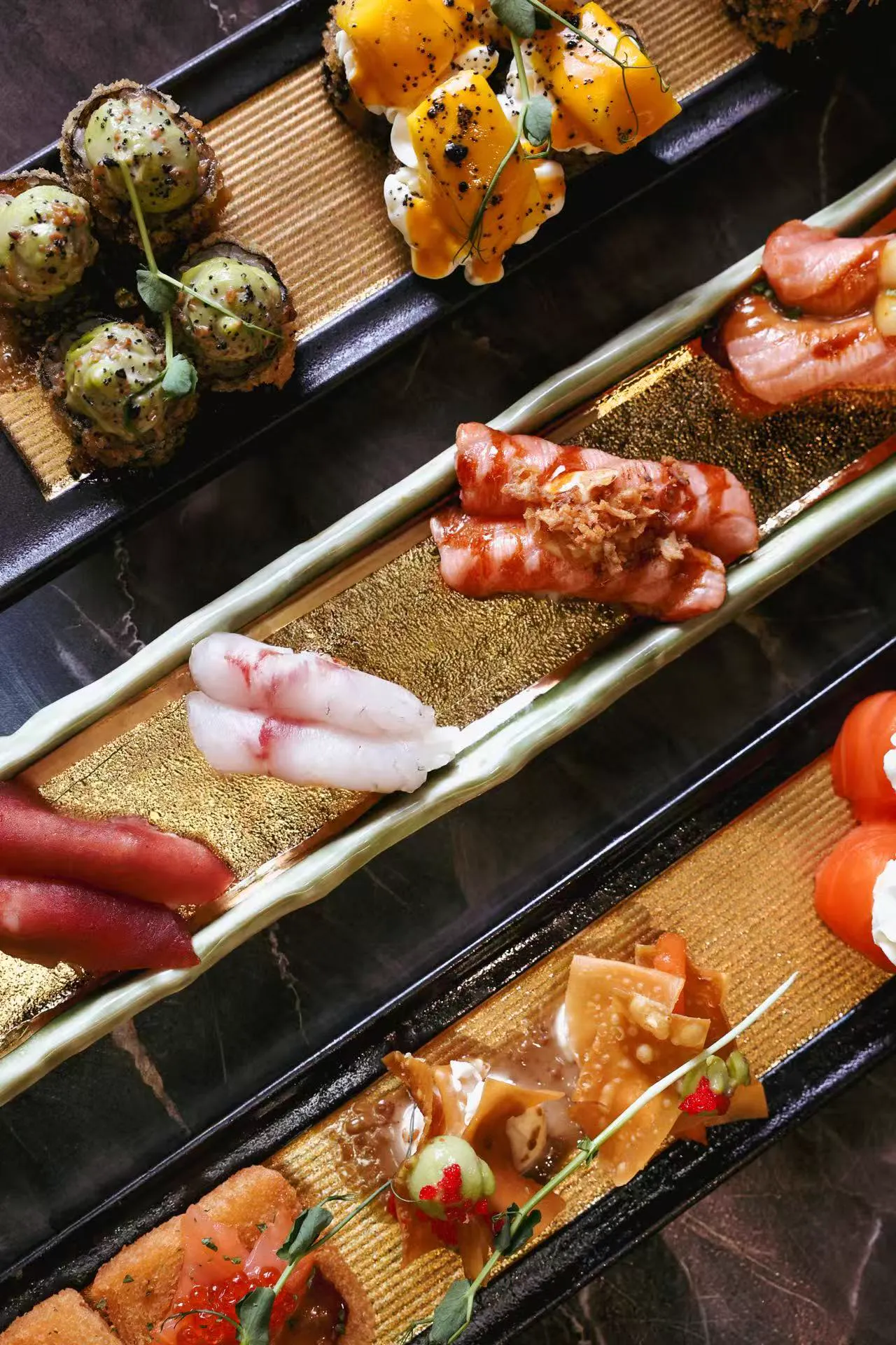 Sushis, nigiris et makis sur plateaux dorés chez Nokyo à Vénissieux