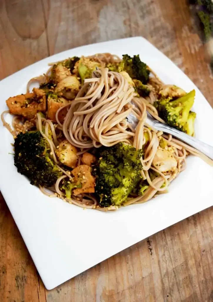 Bol de nouilles soba au poulet laqué soja et brocoli