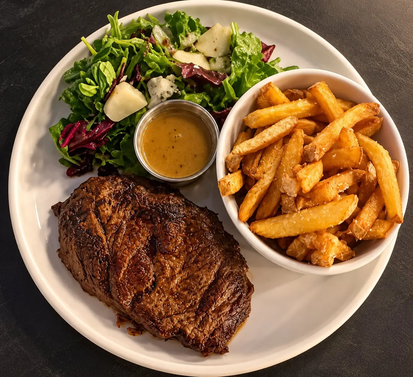 Entrecôte 250 g sauce poivre, frites maison et mesclun chez Olia, restaurant italien à Perrache