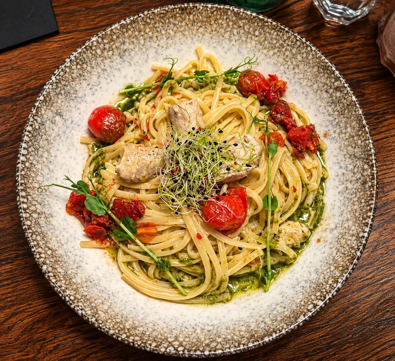 Linguine au pesto, poulet et tomates confites chez Olia à Lyon Perrache