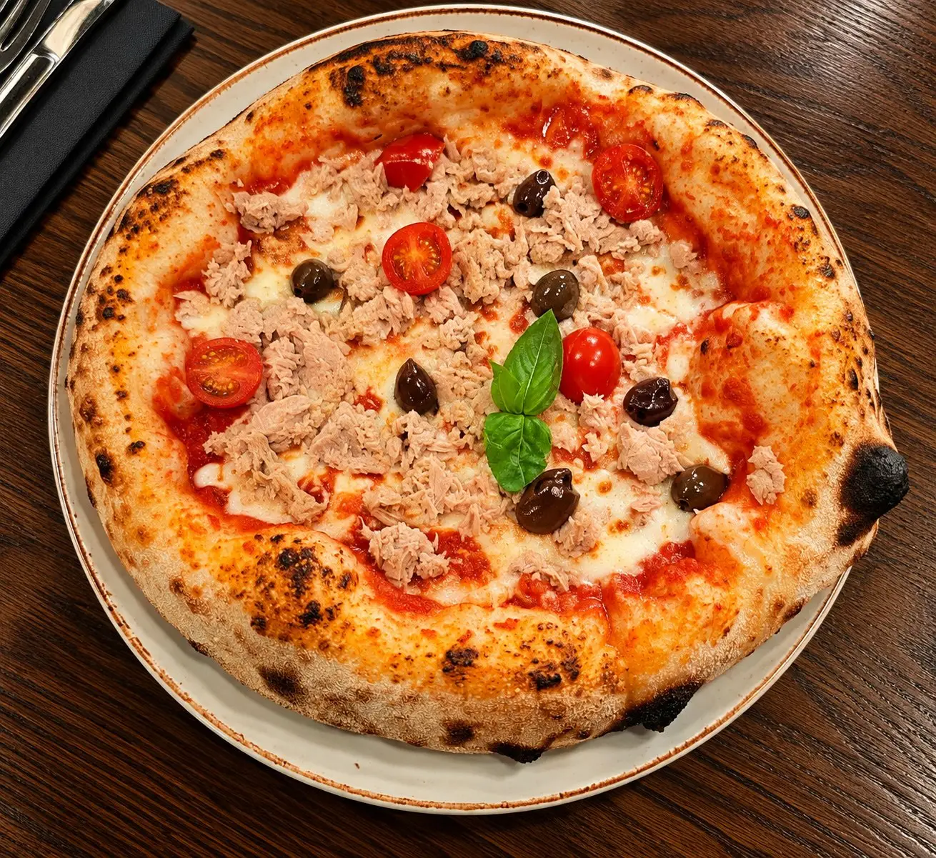 Pizza napolitaine al tonno, thon, olives et tomates cerises, bord alvéolé chez Olia, cours Suchet à Lyon 2e