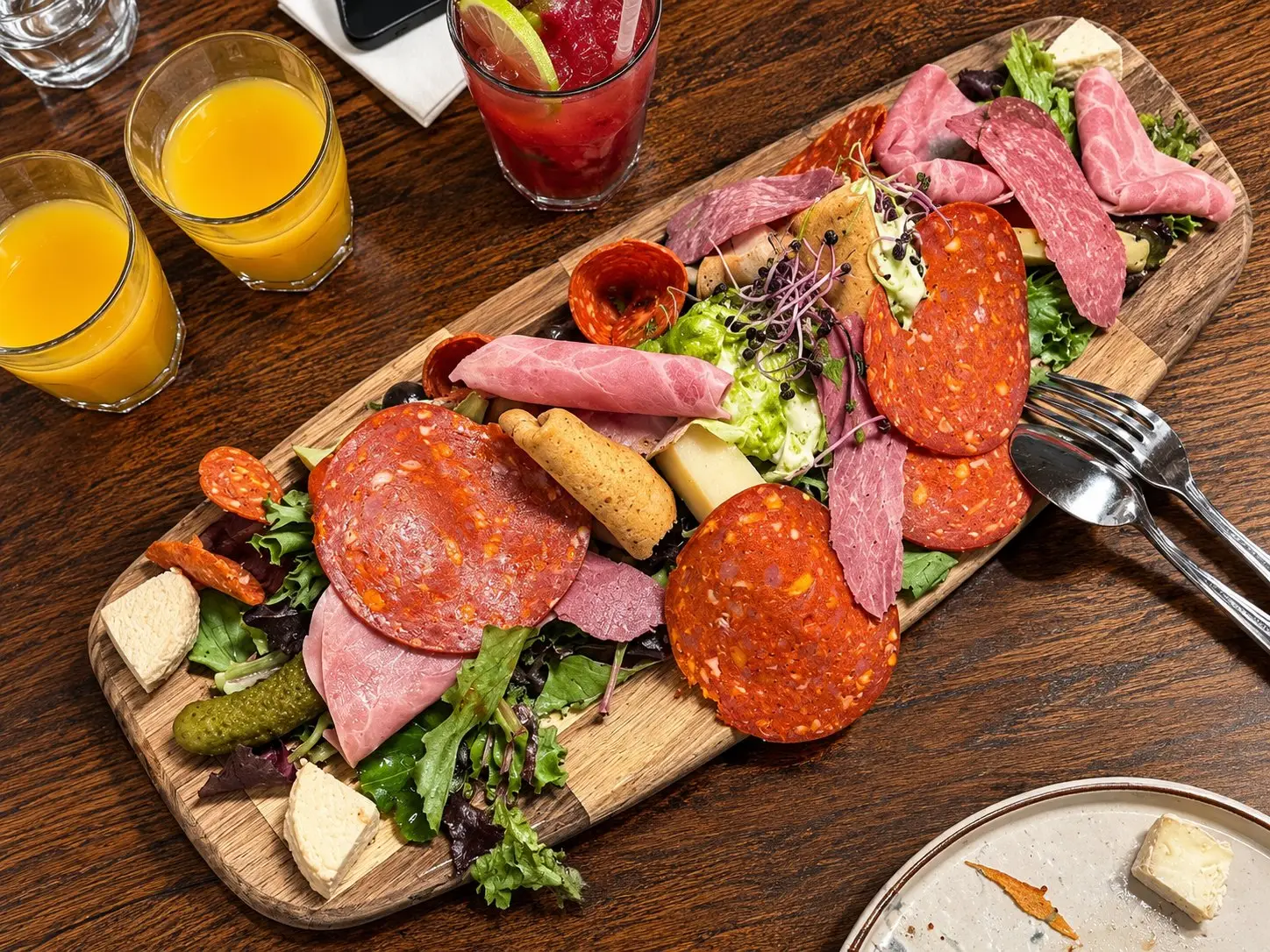 Planche de charcuterie et fromages avec salade et cornichons chez Olia, Lyon 2e