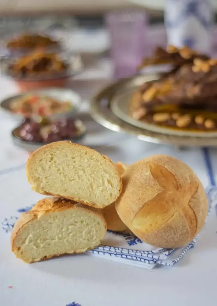 Pains marocains ronds à la semoule incisés et dorés