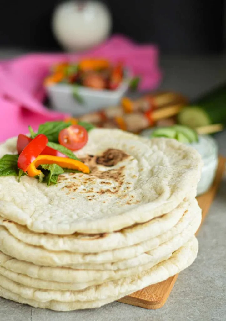 Pains syriens maison empilés après cuisson à la poêle