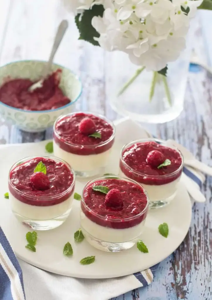 Panna cotta à la vanille nappée de coulis de framboises