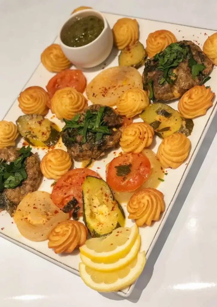Papillote de galettes de viande hachée sur lit de légumes