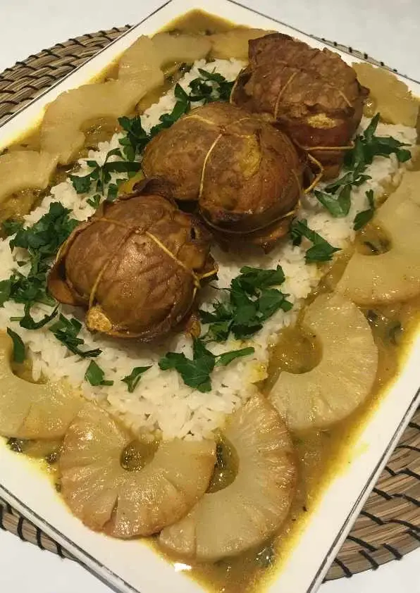 Paupiettes de veau à l’ananas caramélisé servies avec du riz