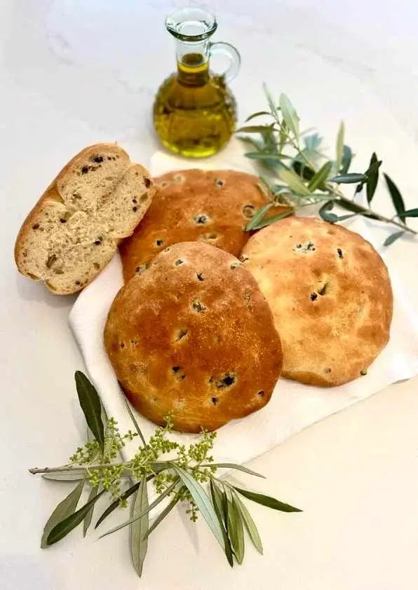 Petits pains maison aux olives noires et vertes