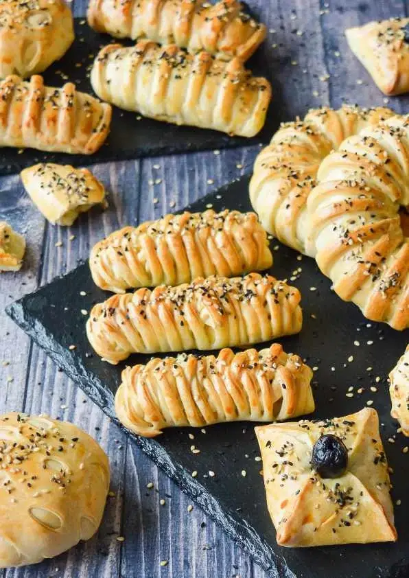 Petits pains briochés farcis au thon, dorés et parsemés de nigelle