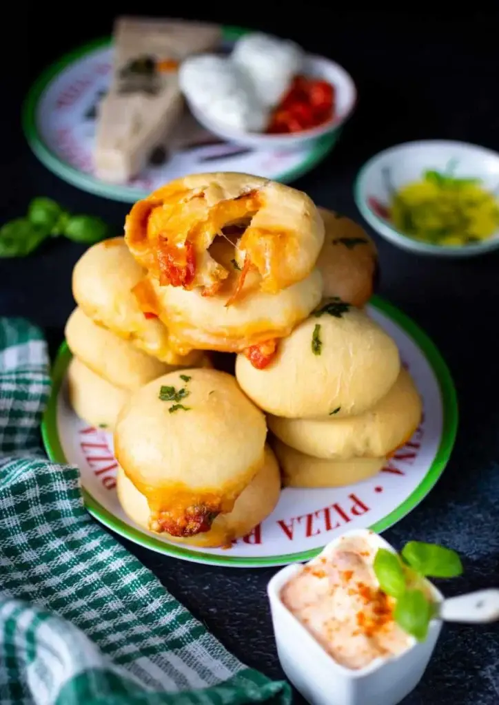 Pizza balls dorées farcies à la mozzarella avec sauce tomate