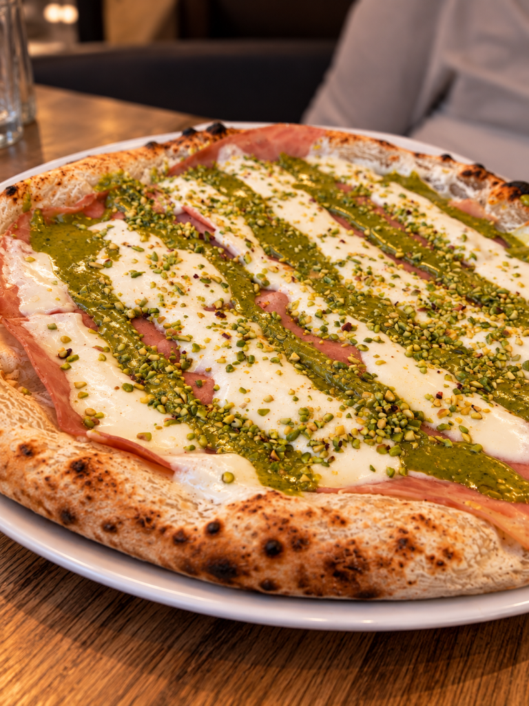 Pizza Pistaccia Vera au praliné de pistache, stracciatella et jambon de dinde chez Duomo Pizzeria à Lyon 3