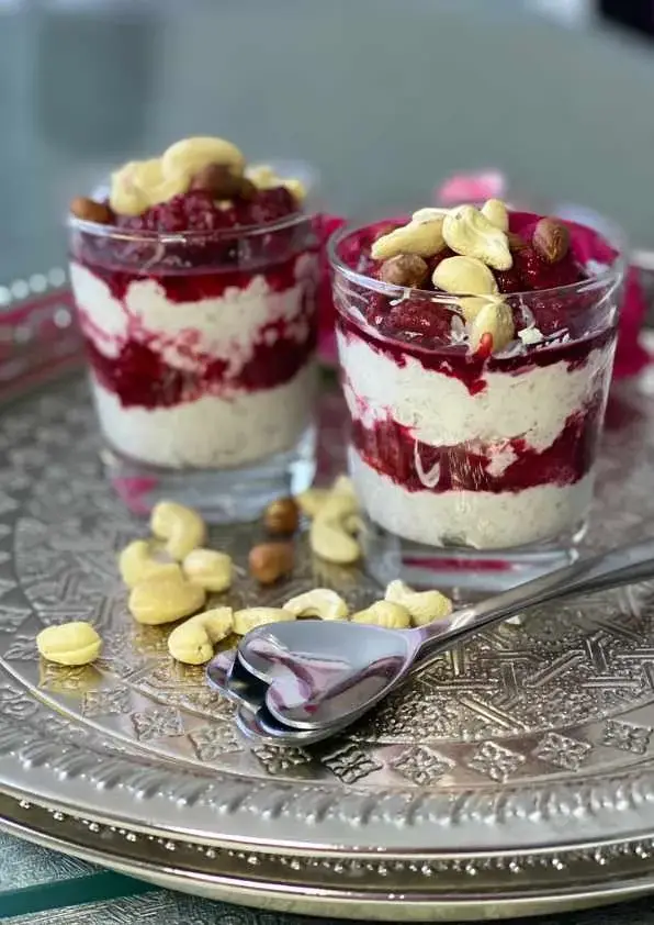 Verrines de porridge au lait de coco et compotée de framboises