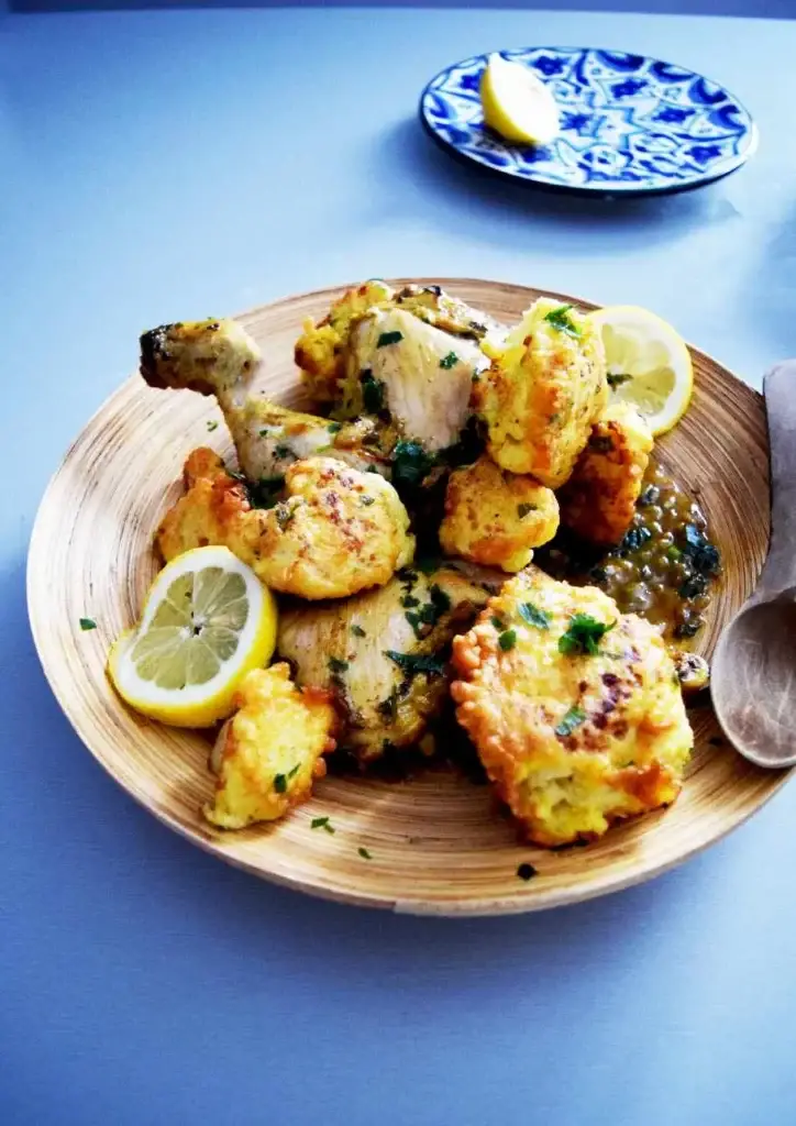 Poulet en sauce et beignets de chou-fleur dorés parsemés de persil