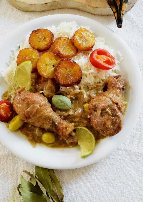 Poulet yassa sénégalais aux oignons fondants et olives vertes