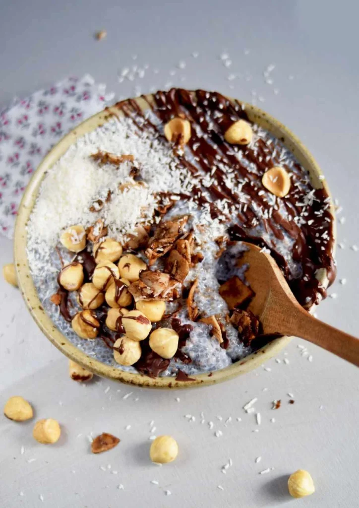 Pot de pudding de chia garni de chocolat, coco et noisettes