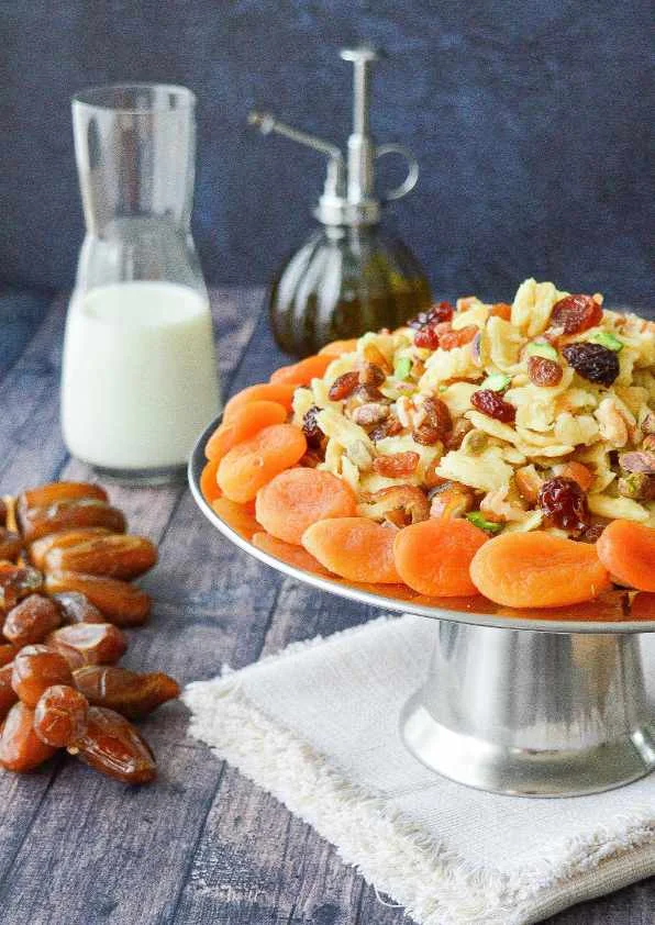 Rfissa sucrée aux dattes et galettes de semoule effilochées