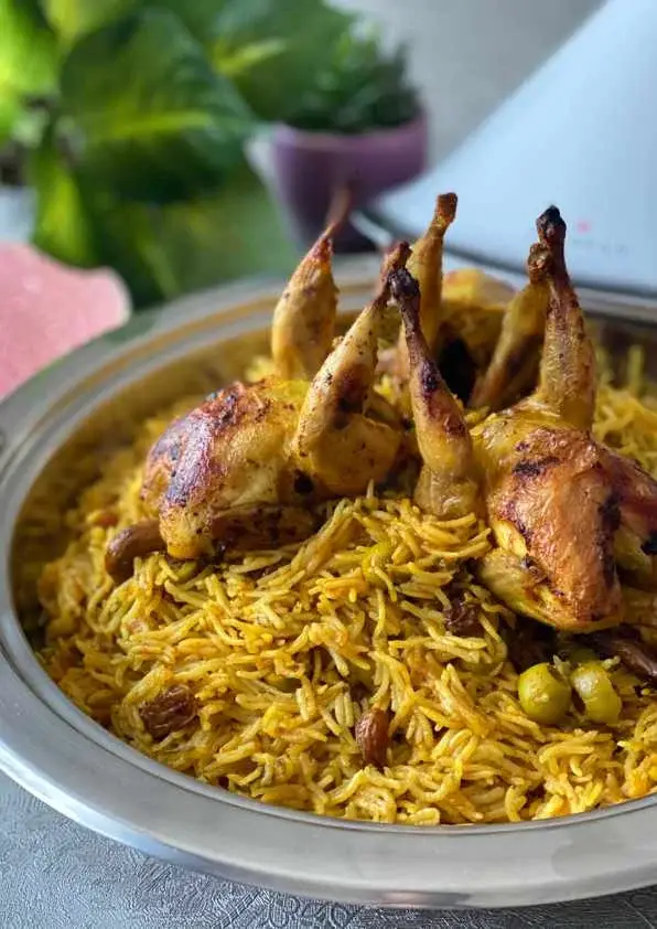 Riz basmati aux épices avec cailles dorées, olives et raisins