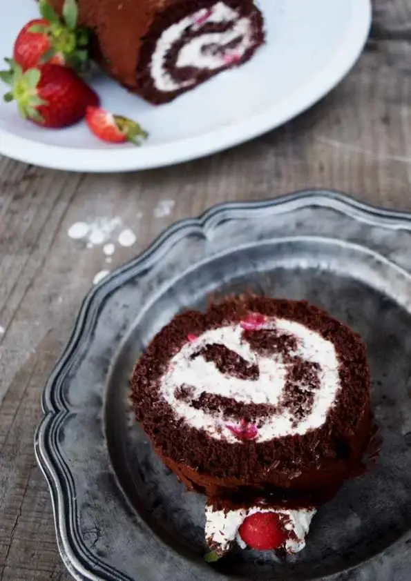 Gâteau roulé façon forêt-noire au cacao, crème et cerises