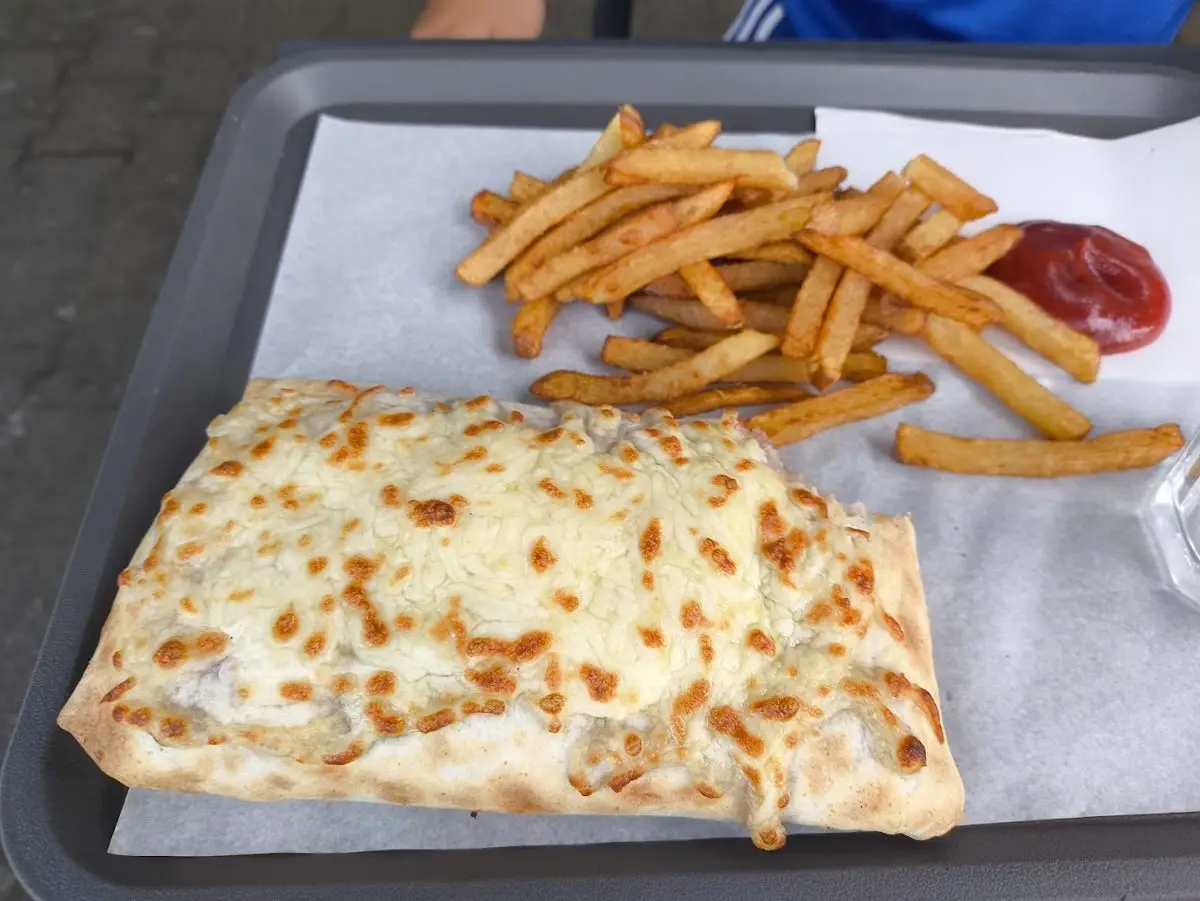 Roulé gratiné et frites maison sur plateau, Krusty Burger Villeurbanne