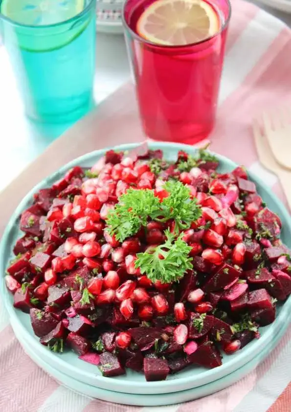 Salade de betteraves et grenade dans un bol avec persil frais
