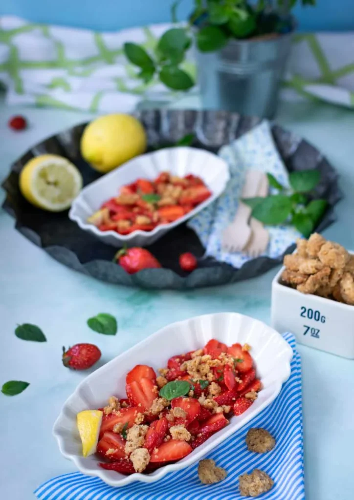 Verrines de salade de fraises à la menthe avec crumble aux amandes