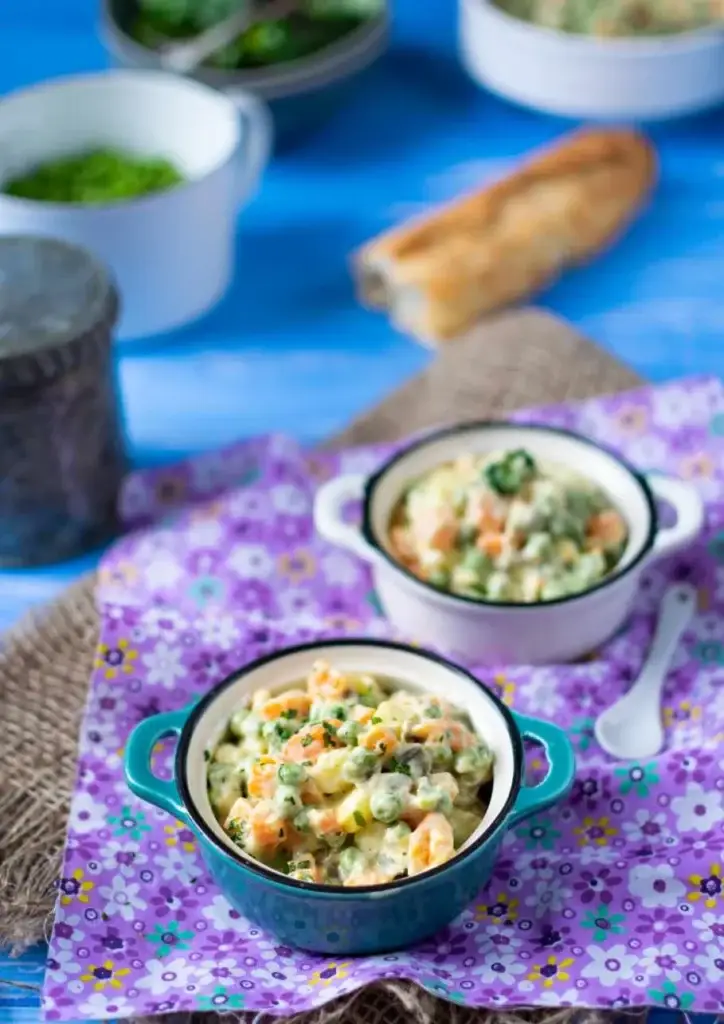 Salade macédoine de légumes à la mayonnaise maison dans des bols