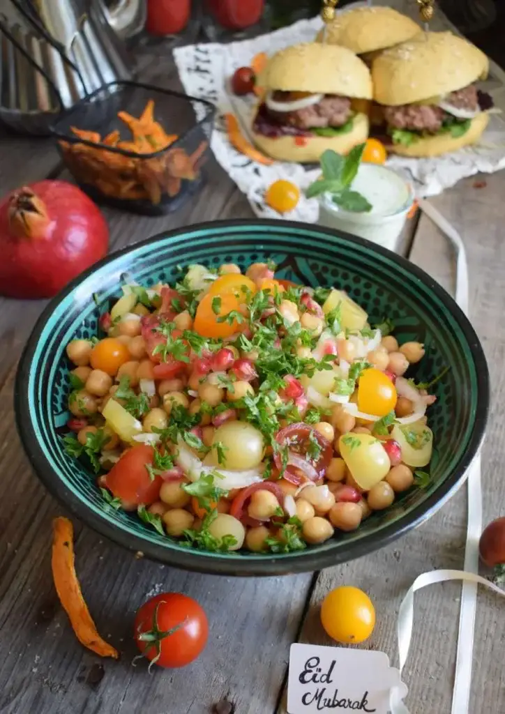 Salade de pois chiches aux tomates cerises, grenade et sauce cacahuète